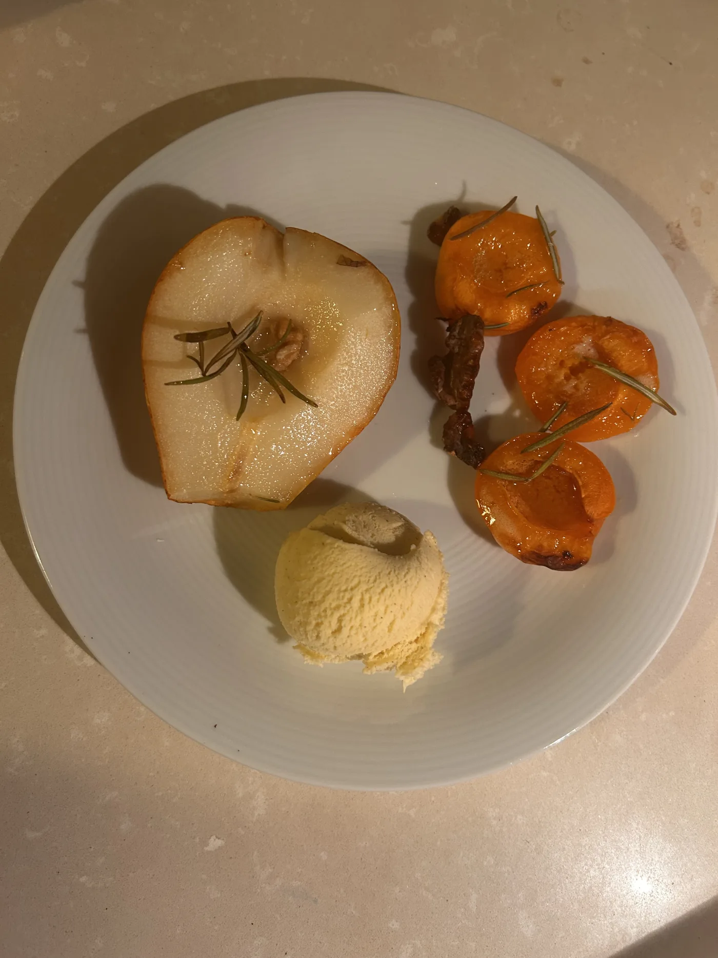 Abricots Poires rôties au miel avec des noix