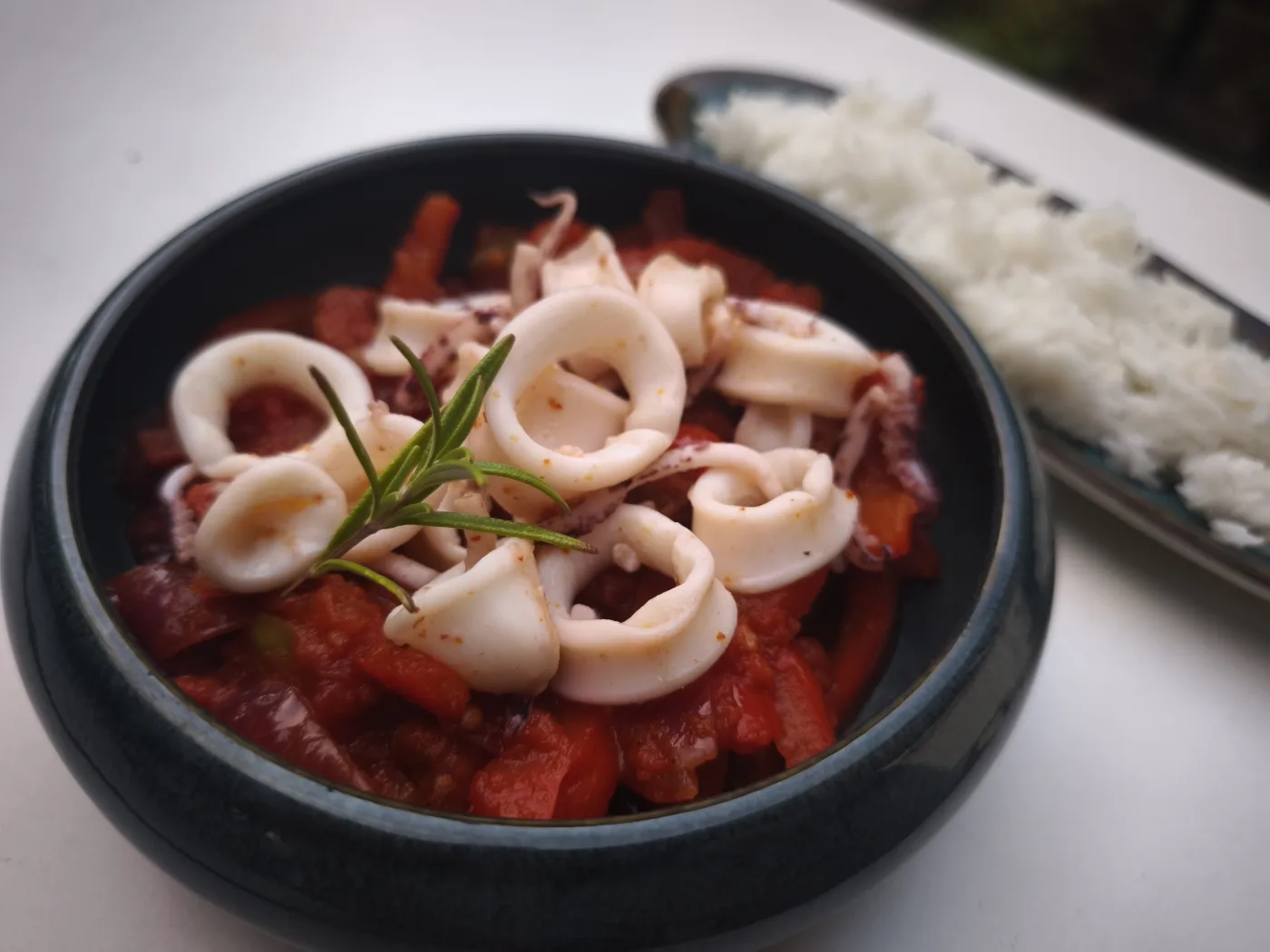 Poêlée d’encornets, chorizo et poivrons